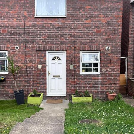 77 Blenheim Road Lägenhet Northolt  Exteriör bild